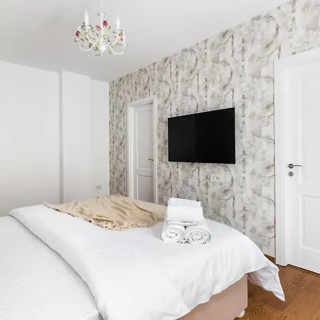 Peak - Old Town - By Cityhost 4* Brašov