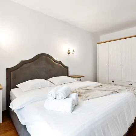 Aparthotel Peak - Old Town - By Cityhost Brasov