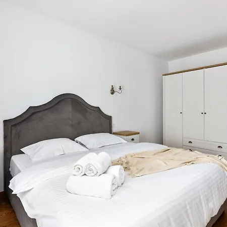 Peak - Old Town - By Cityhost Aparthotel *