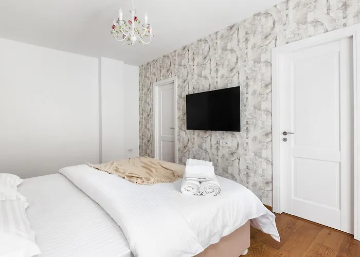 Peak - Old Town - By Cityhost 4* Brasov