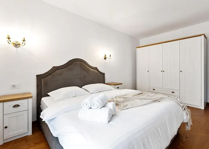 Aparthotel Peak - Old Town - By Cityhost Brasov