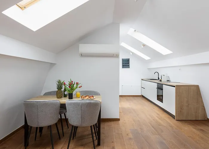 Aparthotel Peak - Old Town - By Cityhost Brasov